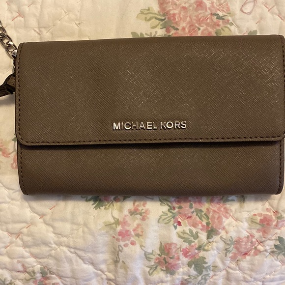 Michael Kors wristlet - Picture 1 of 3